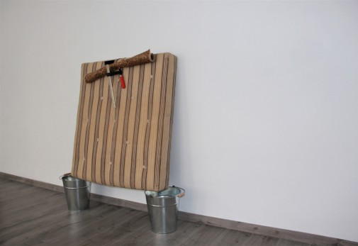 "Couscous", 2018, Colchão de palha, tapete, baldes de zinco e grampo de carpinteiro, 130 x 110 x 35 cm